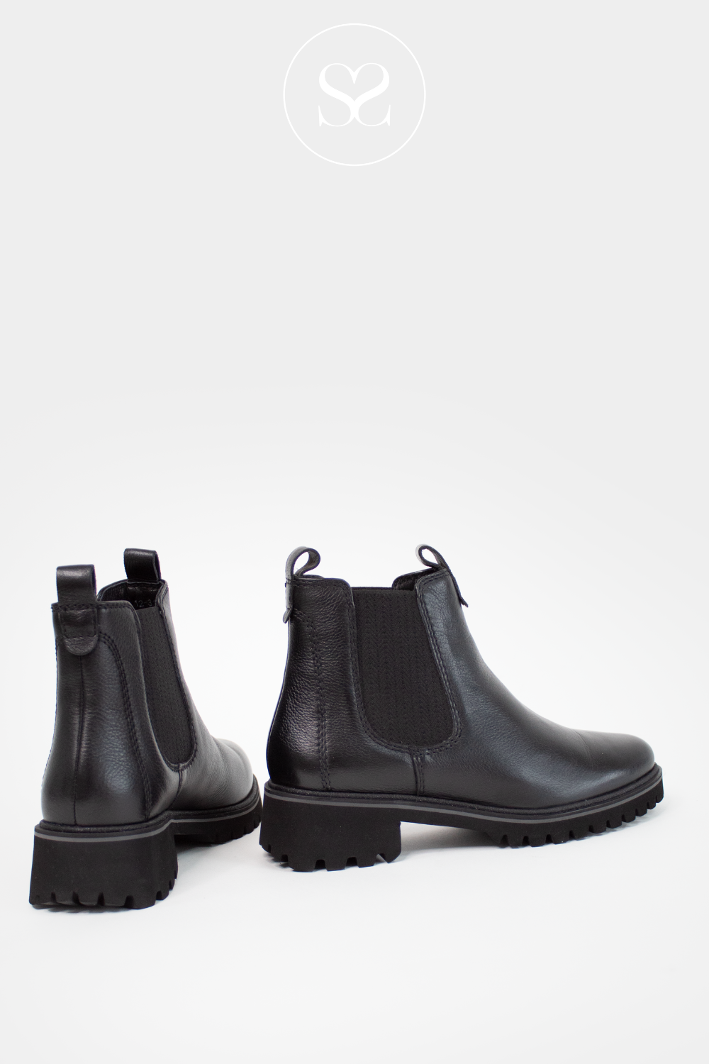 Comfortable flat black boots for everyday from Ara, pull on style