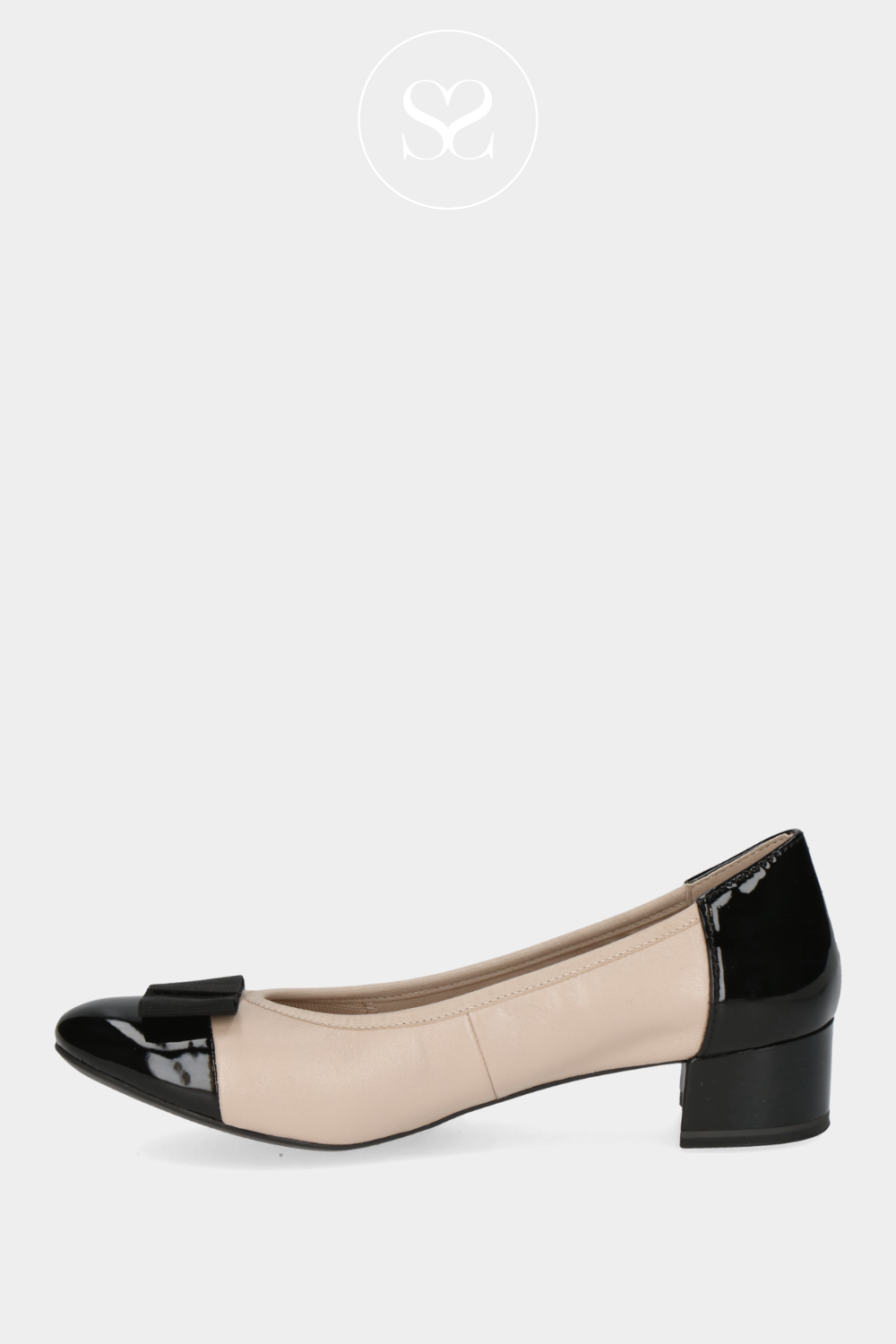 CAPRICE 9-22307-42 BLACK AND CREAM HEELED PUMP. LOW HEEL SHOE WITH BLACK BOW