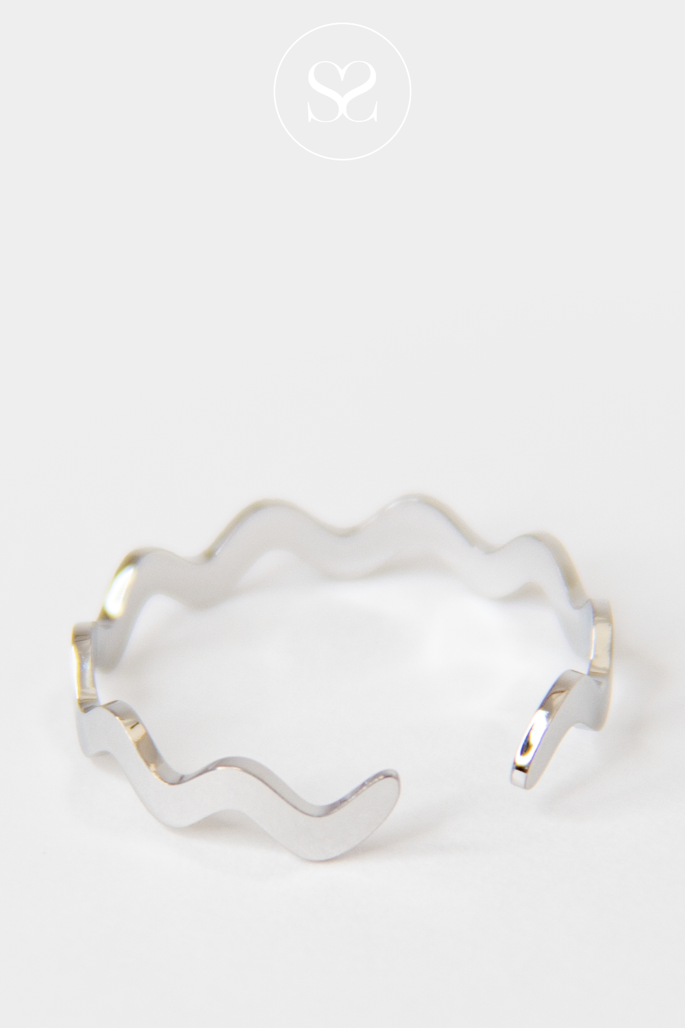 EMMY 07 SILVER SCALLOPED RING