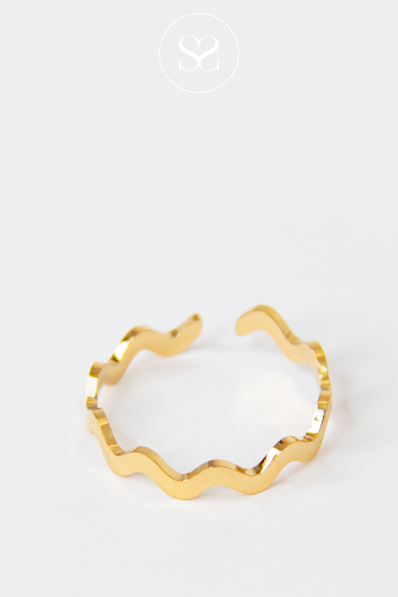 EMMY 04 GOLD SCALLOPED WAVE RING