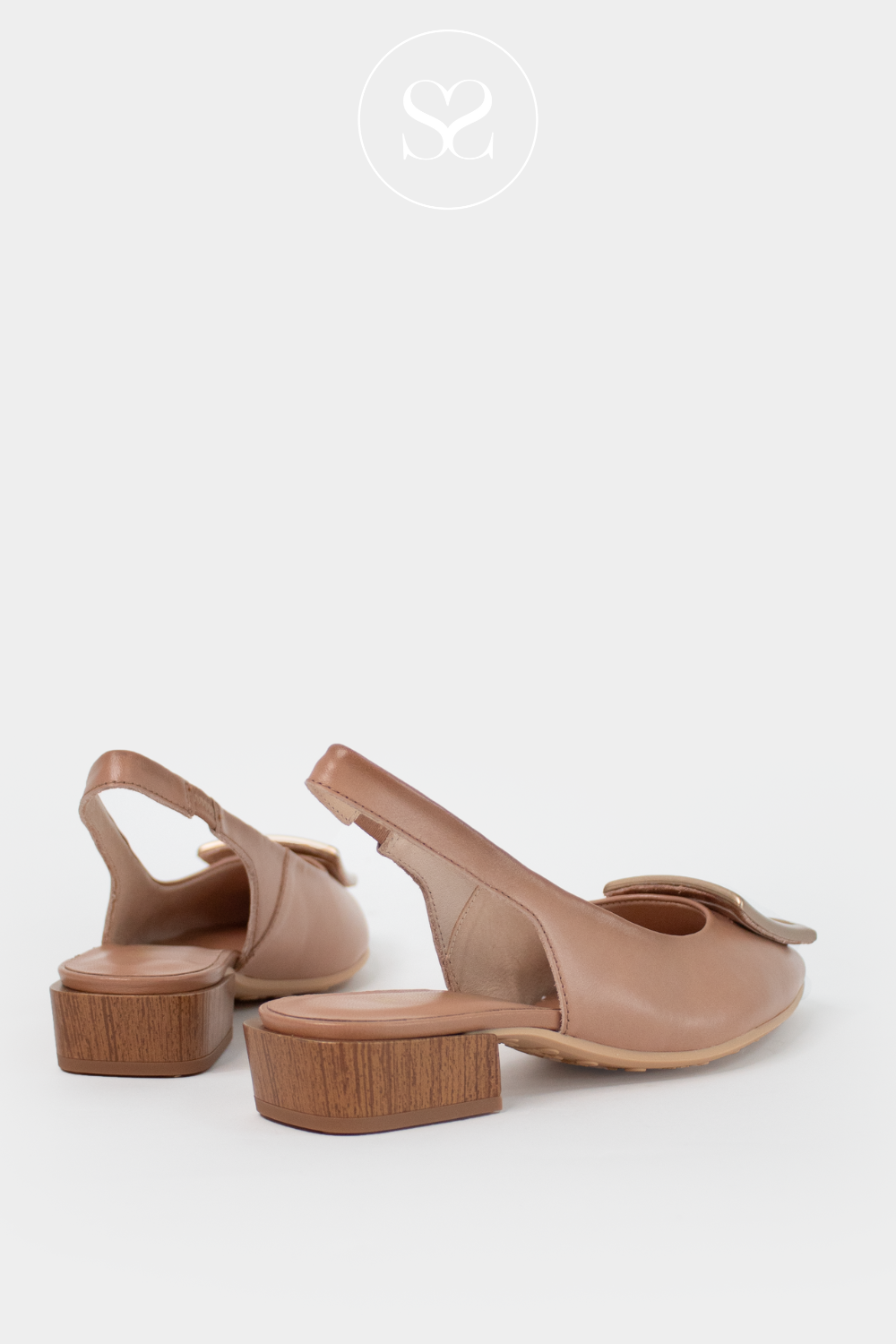 Hispanitas leather slingback with slingback pointed toe and cushioned sole. Smart casual wear