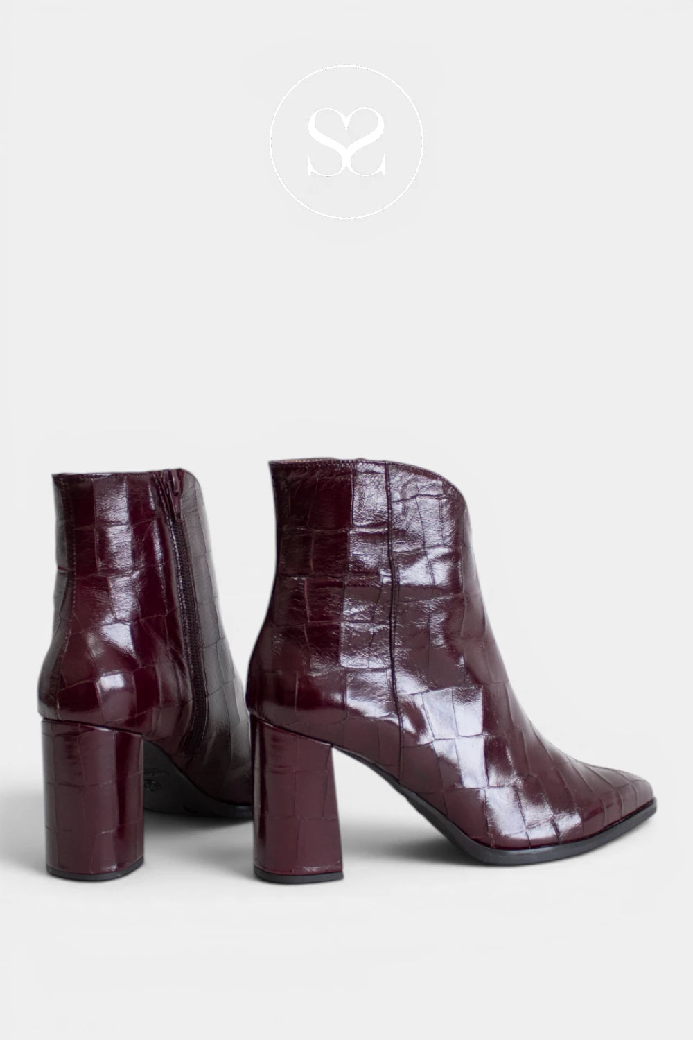 Smart black ankle boots for women combining a high-shine finish, pointed toe and chunky heel, ideal for work, evenings and occasion wear.