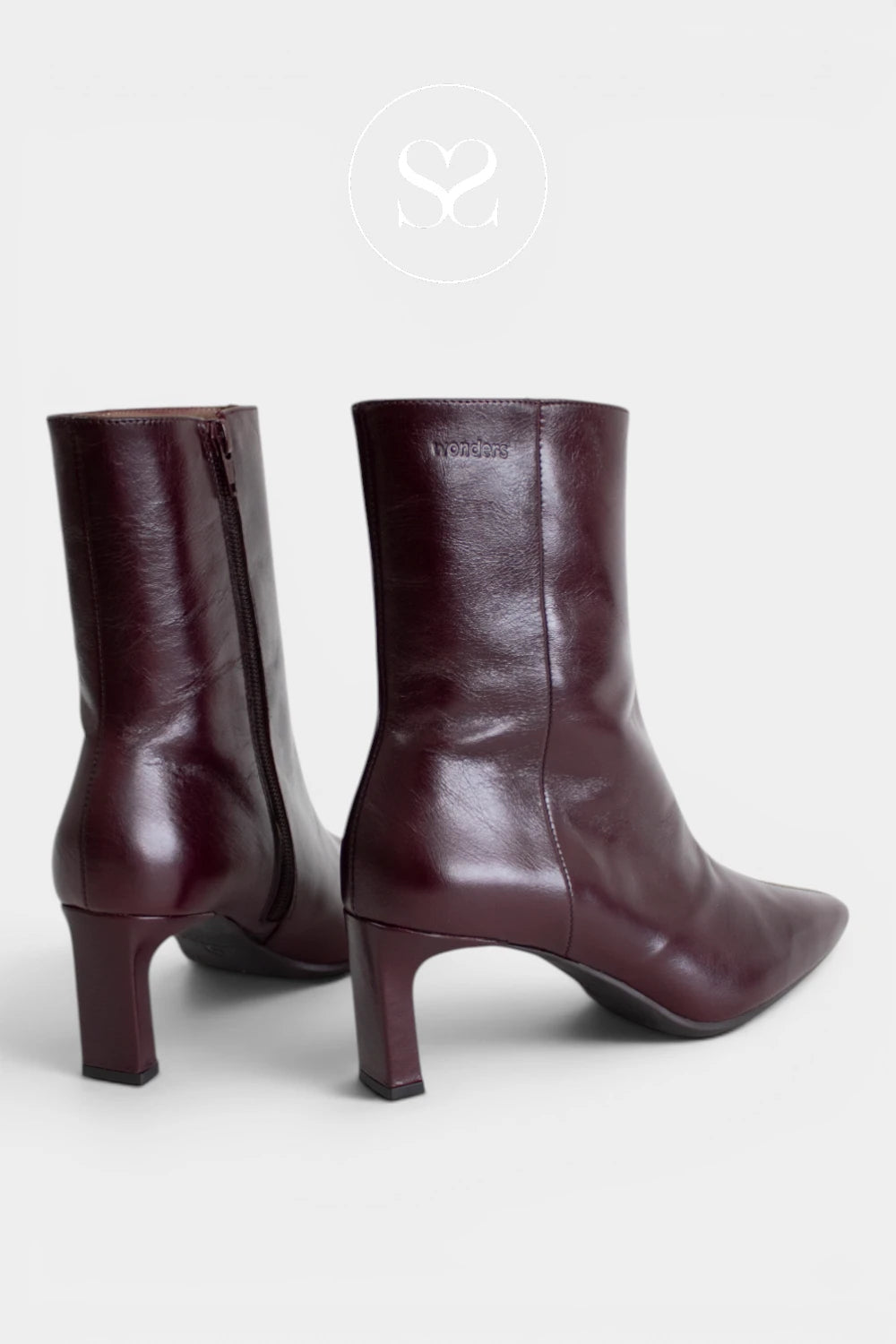 Smart Wine ankle boots for women combining a fitted shaft, refined heel and minimalist design, ideal for work, evenings and occasion outfits.