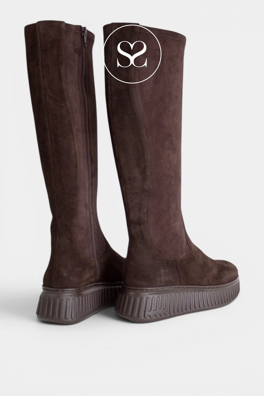 Women’s flat leather boots with a rounded toe and sturdy wedge-style outsole for comfortable day-to-day styling.