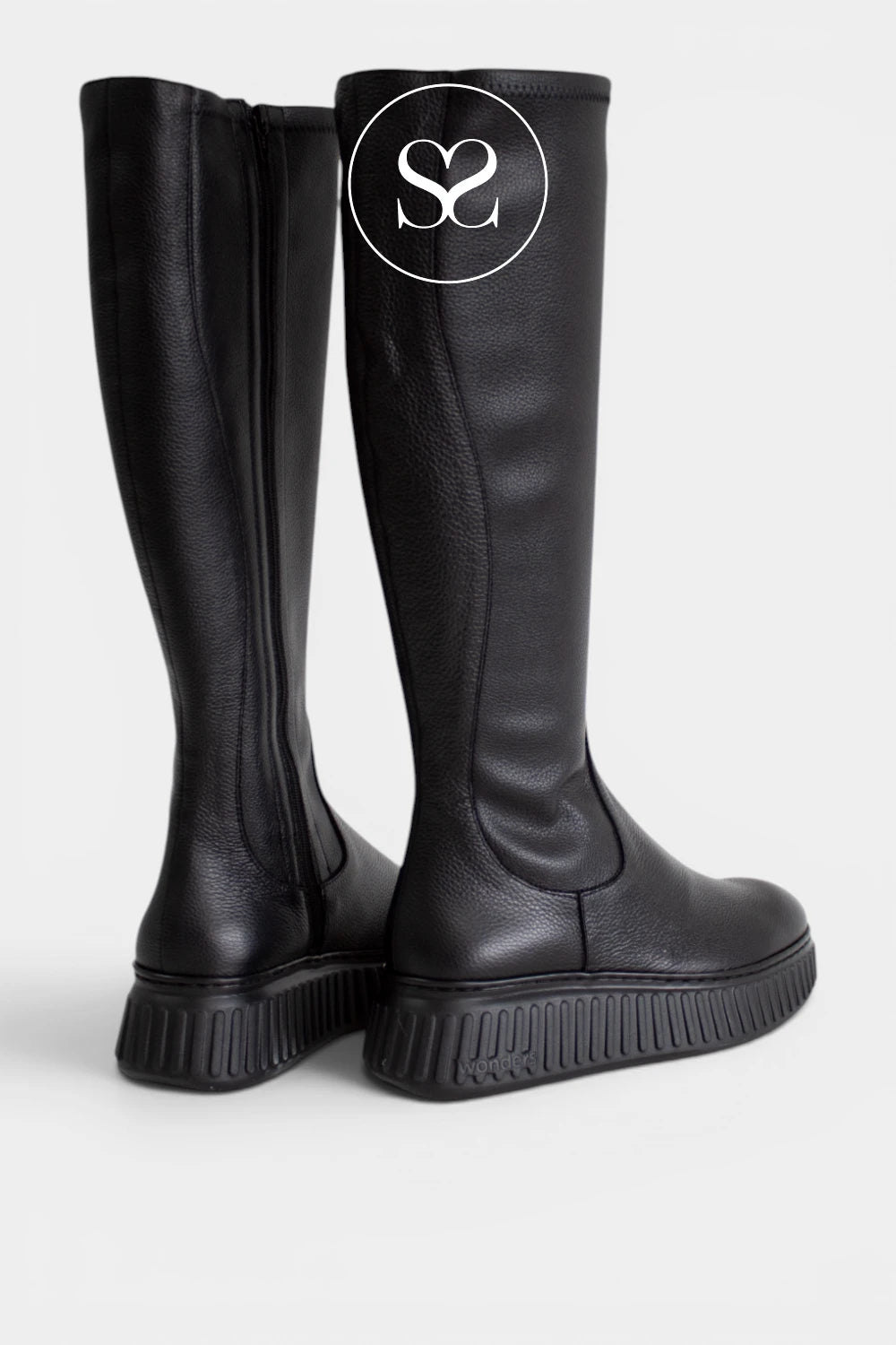 Women’s flat leather boots with a rounded toe and sturdy wedge-style outsole for comfortable day-to-day styling.