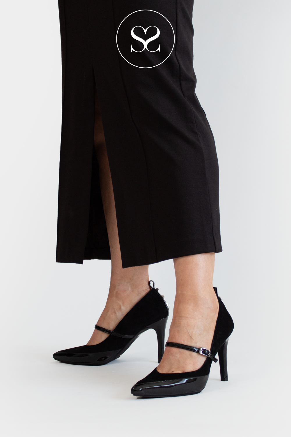Closed heeled footwear top