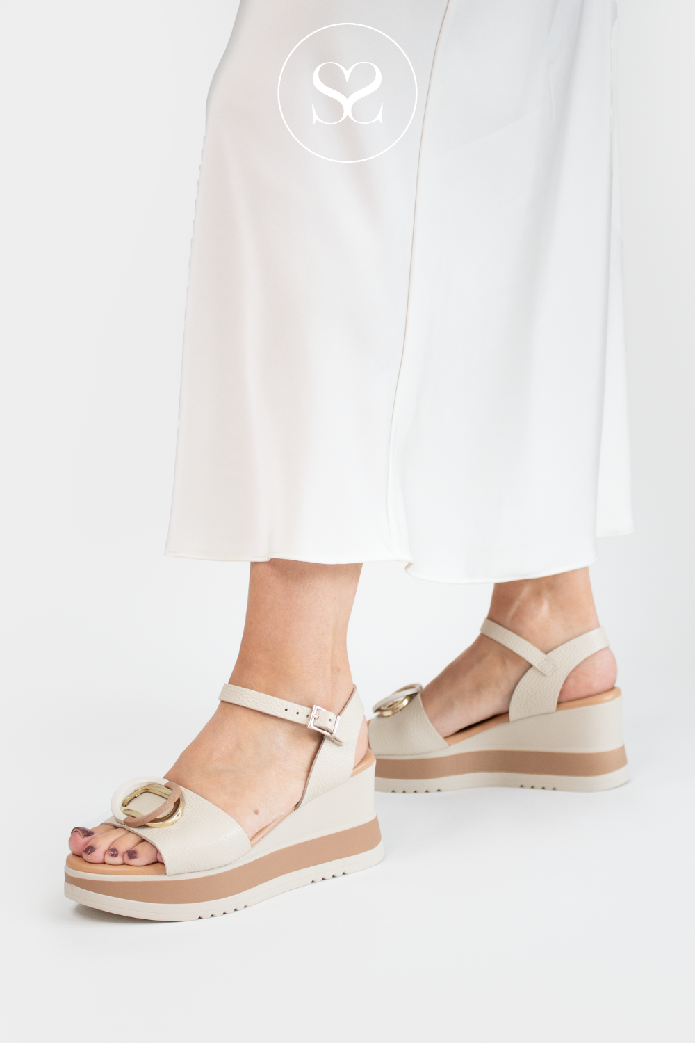 OHMYSANDALS 5765 CREAM LEATHER WEDGE SANDALS WITH DOUBLE STRAP AND GOLD DETAILING ON FRONT STRAP