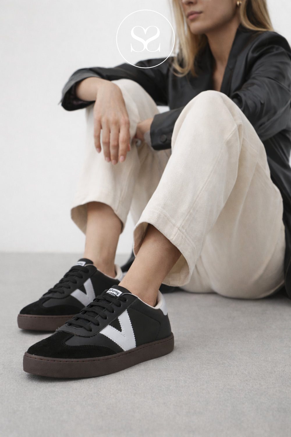 Black trainers for women from Spanish brand Victoria