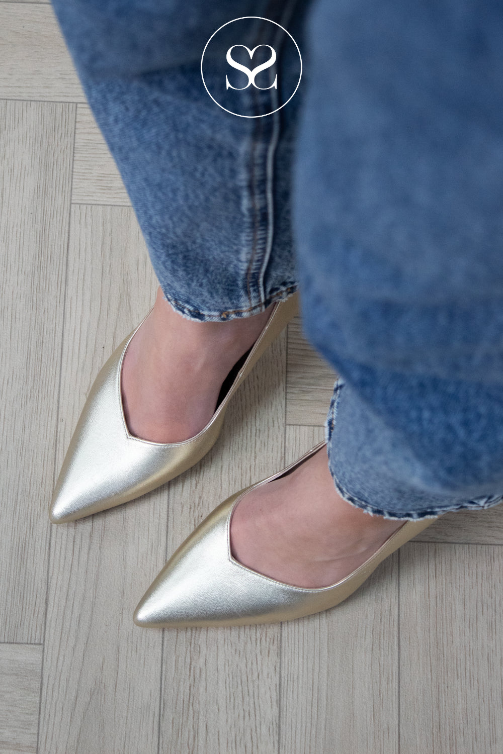 Woman wearing gold high heels from Lodi with pointed toe