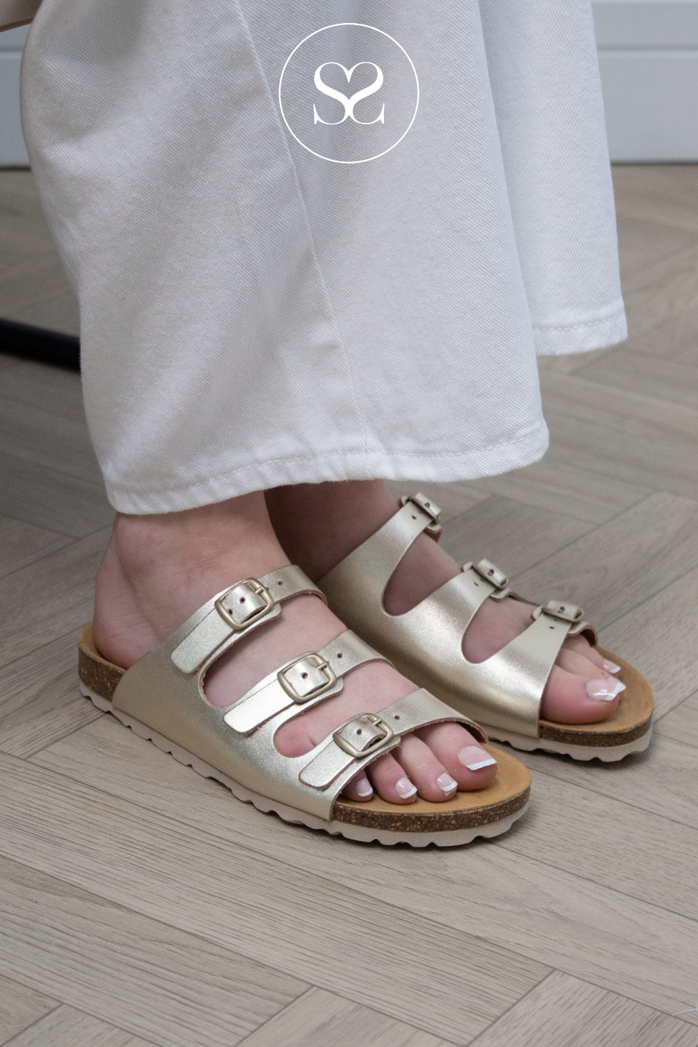 Comortable gold slider sandals from Toni pons for women