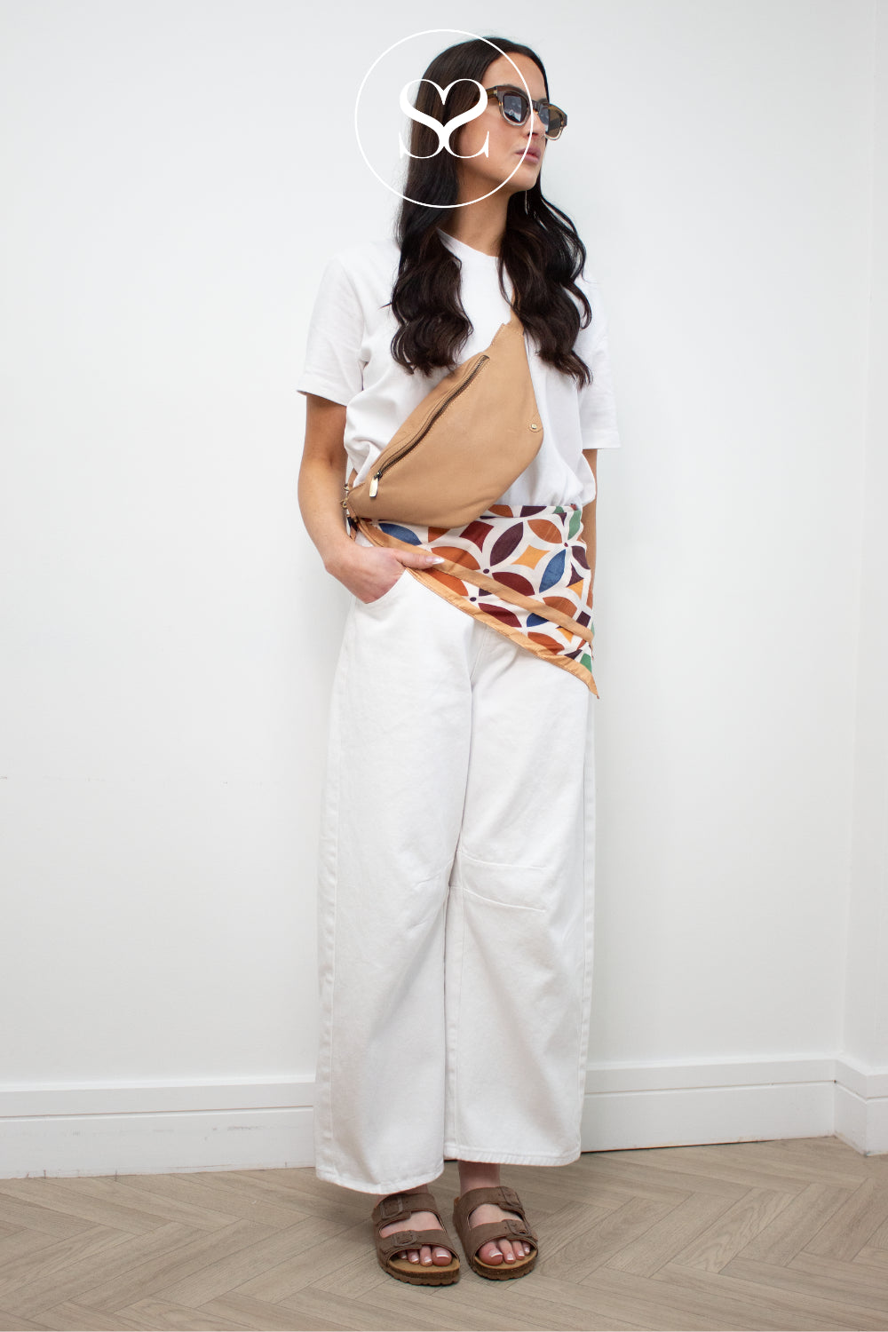 Toni pons brown sliders worn with white outfit and camel crossbody depeche bumbag
