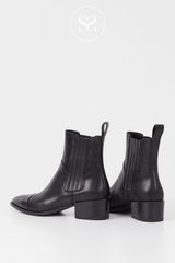 VAGABOND MARJA BLACK LEATHER ANKLE PULL ON BOOT WITH ELASTICATED SIDE PANELS. WESTERN STYLE.