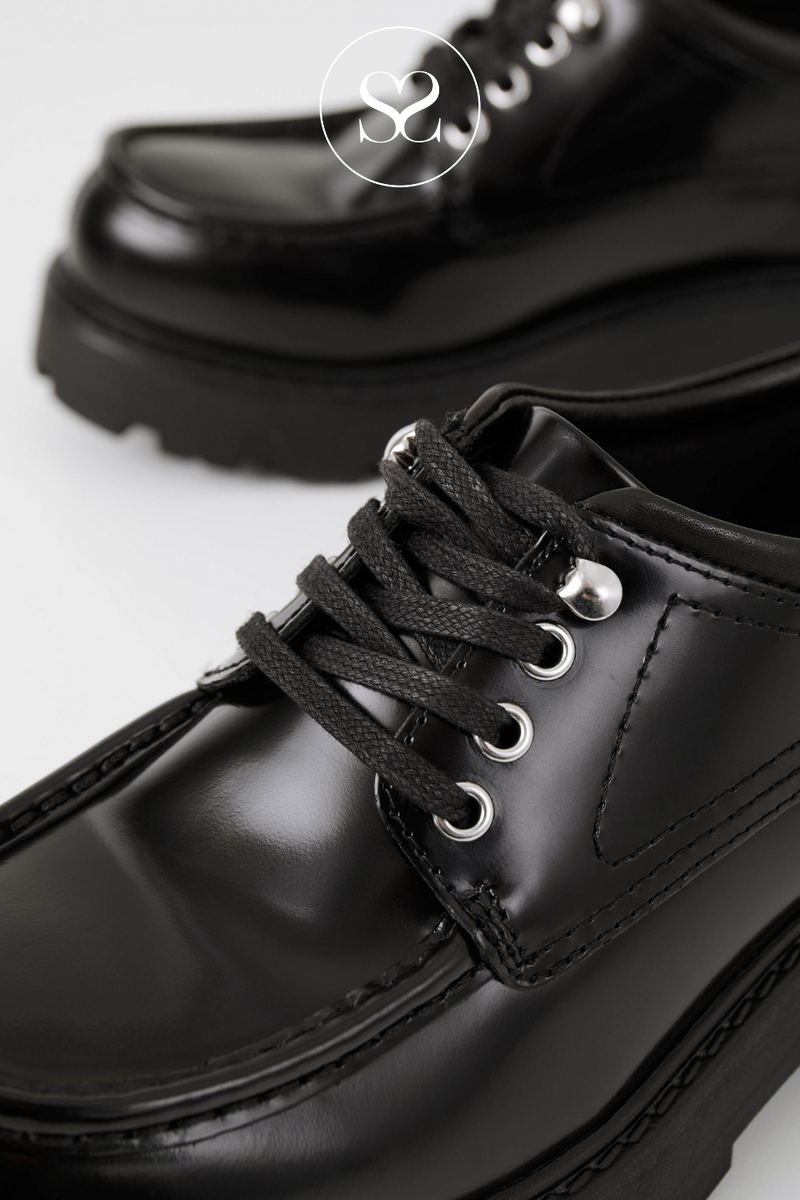 VAGABOND COSMO BLACK LEATHER BROGUES WITH LACES, SILVER EYELETS AND A CHUNKY SOLE. CHIC AND COOL STYLE FOR AUTUMN WINTER.