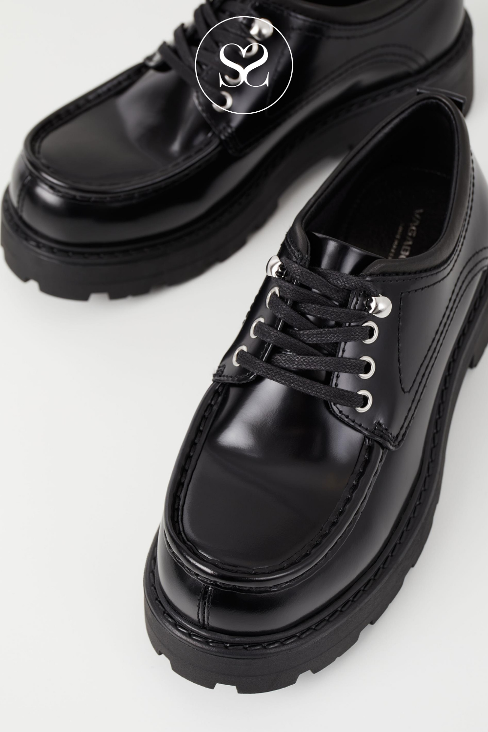 VAGABOND COSMO BLACK LEATHER BROGUES WITH LACES, SILVER EYELETS AND A CHUNKY SOLE. CHIC AND COOL STYLE FOR AUTUMN WINTER.