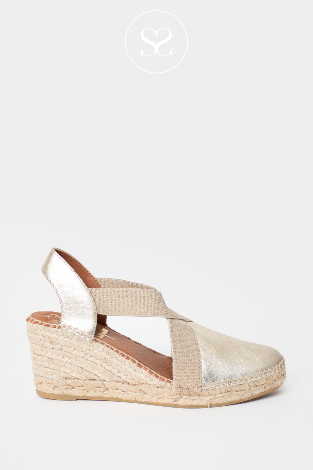 VIGUERA GOLD WEDGE ESPADRILLE SHOES. CLOSED TOE FRONT AND EXPOSED HEEL. SLIP ON SHOE WITH ELASTICATED CROSS FRONT. 