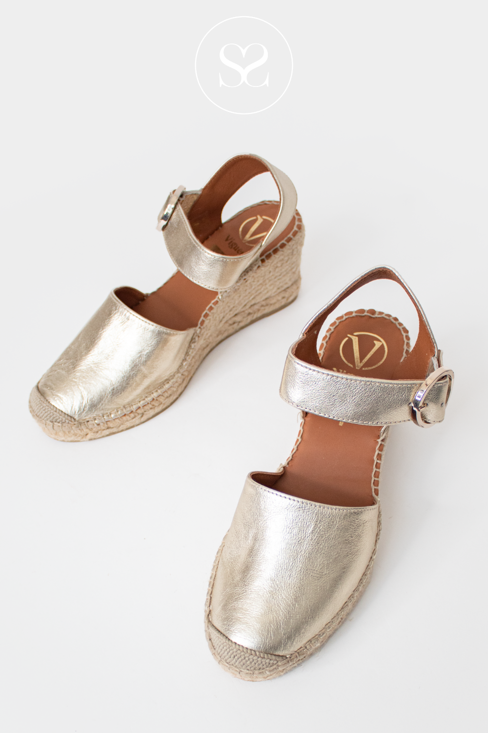 VIGUERA 1922 GOLD WEDGE ESPADRILLE SANDALS WITH CLOSE TOE FRONT AND EXPOSED HEEL. FRONT STRAP WITH BUCKLE DETAIL.