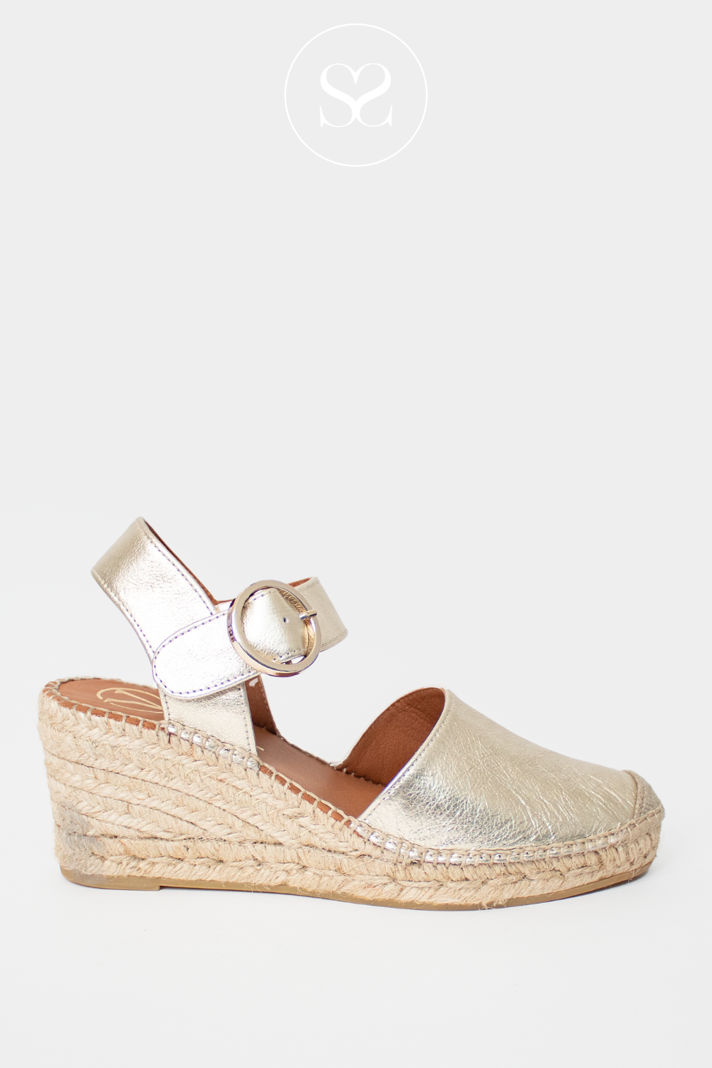 VIGUERA 1922 GOLD WEDGE ESPADRILLE SANDALS WITH CLOSE TOE FRONT AND EXPOSED HEEL. FRONT STRAP WITH BUCKLE DETAIL.