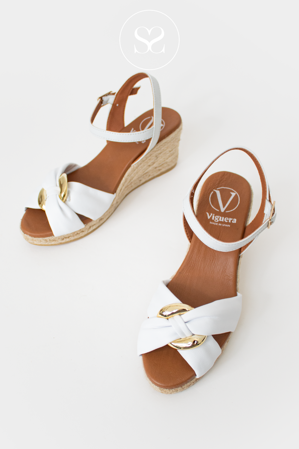 VIGUERA 2136 WHITE LEATHER WEDGE SANDALS WITH GOLD BUCKLE FRONT DETAIL. ADJUSTABLE STRAP.