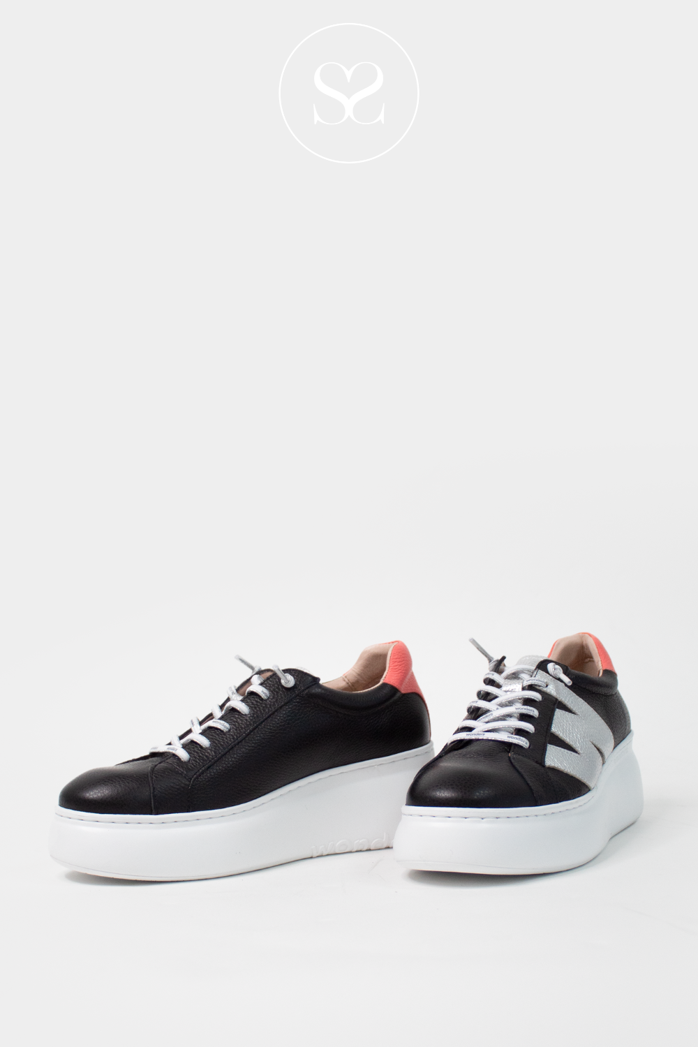 WONDERS A-2650 BLACK LEATHER PULL ON TRAINER WITH ELASTIC LACES. WEDGE SOLE.