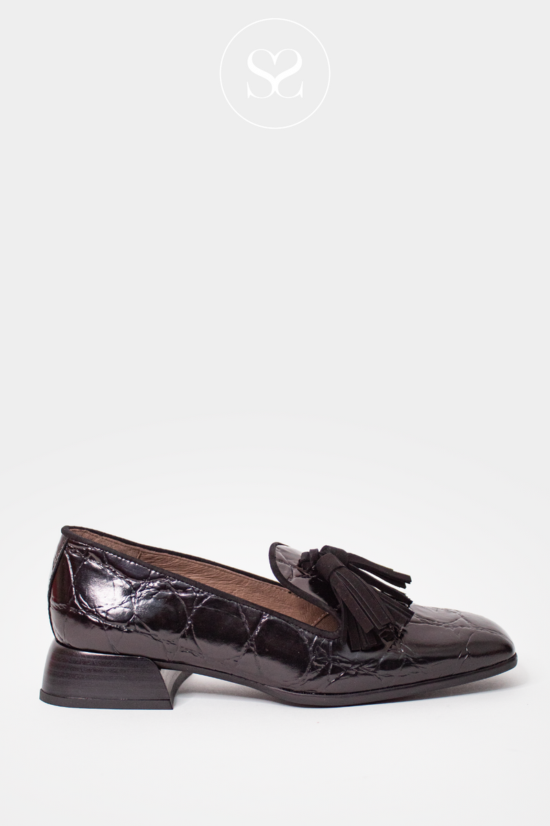 WONDERS C-7111 BLACK CROC EFFECT LEATHER LOAFERS WITH FRONT TASSLE AND BLOCK HEEL