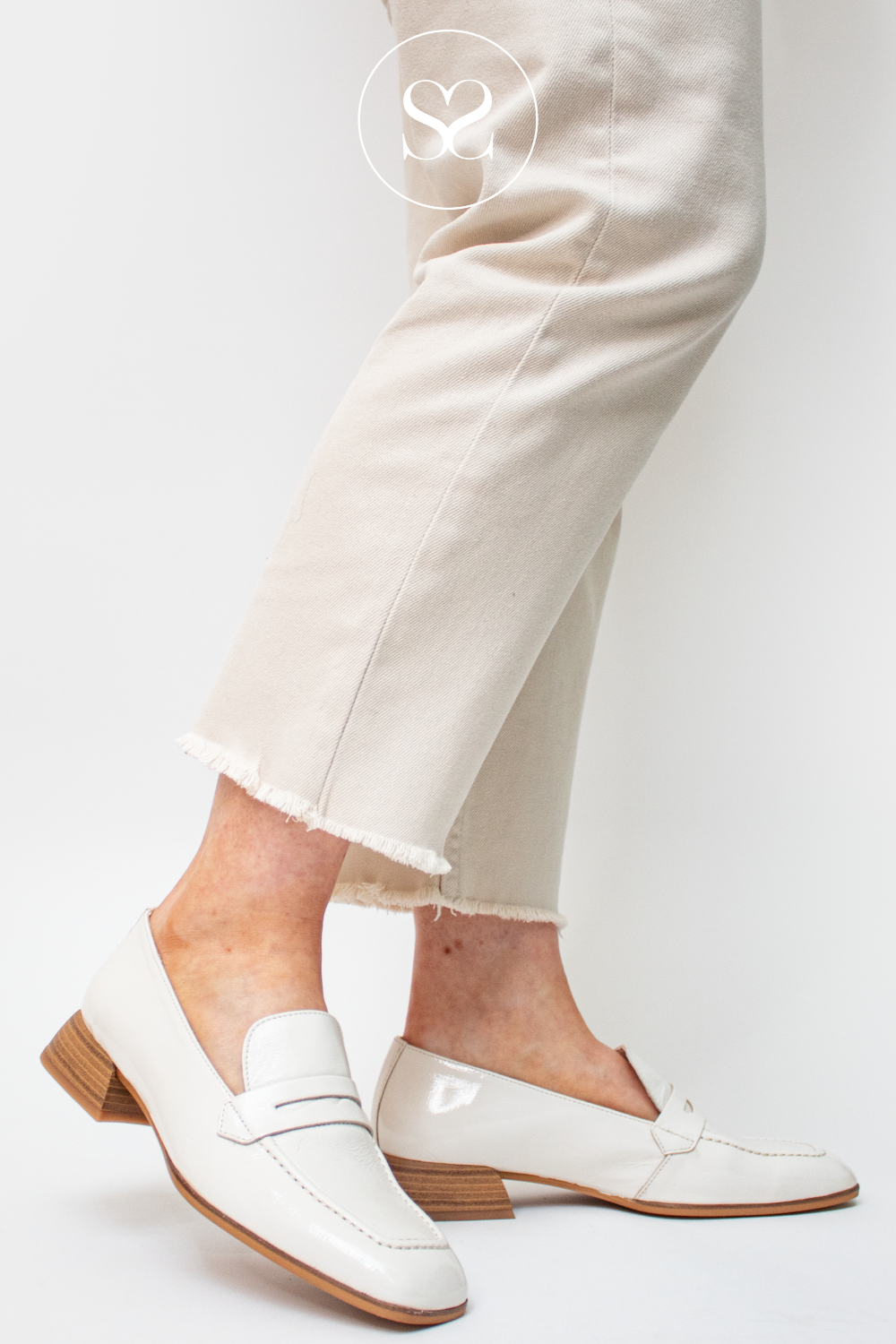 WONDERS C-7122 OFF WHITE PATENT LOW HEEL LOAFERS