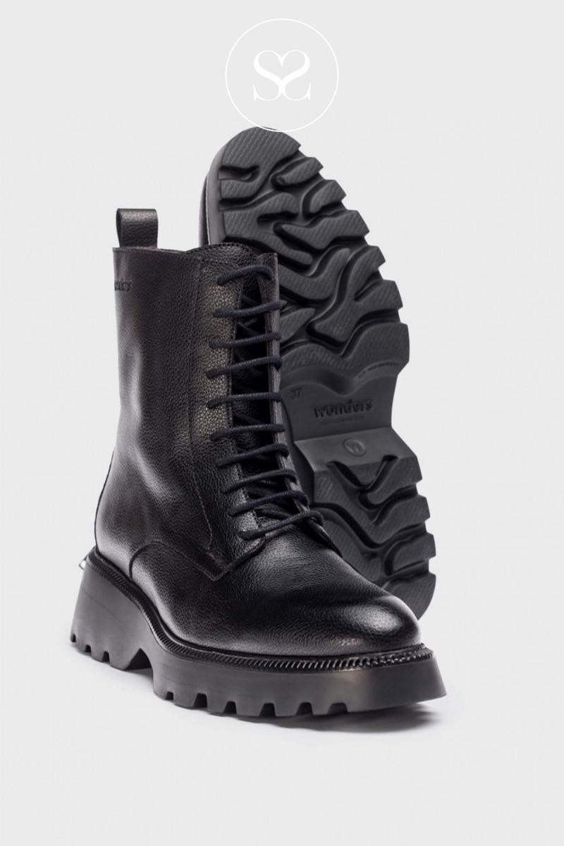WONDERS C-7205 BLACK MILITARY BOOTS WITH CHUNKY SOLE AND LACES AND INSIDE ZIP