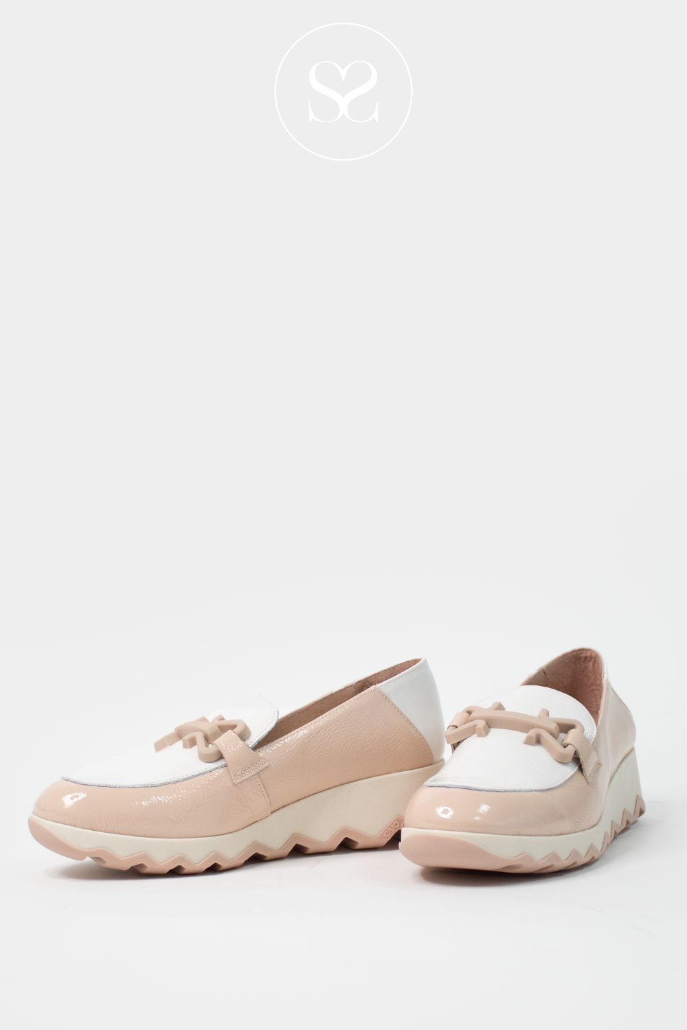 WONDERS C-7603 NUDE/CREAM PATENT LEATHER LOAFERS WITH CHAIN DETAIL.