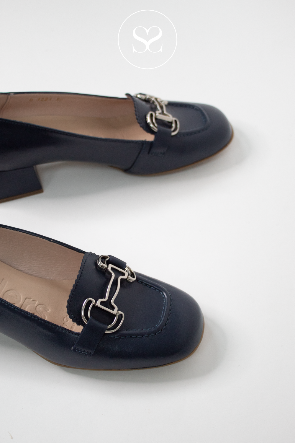 WONDERS D-1221 NAVY LEATHER OFFICE SHOE. LOW BLOCK HEEL. SILVER BUCKLE. COMFORTABLE SHOE