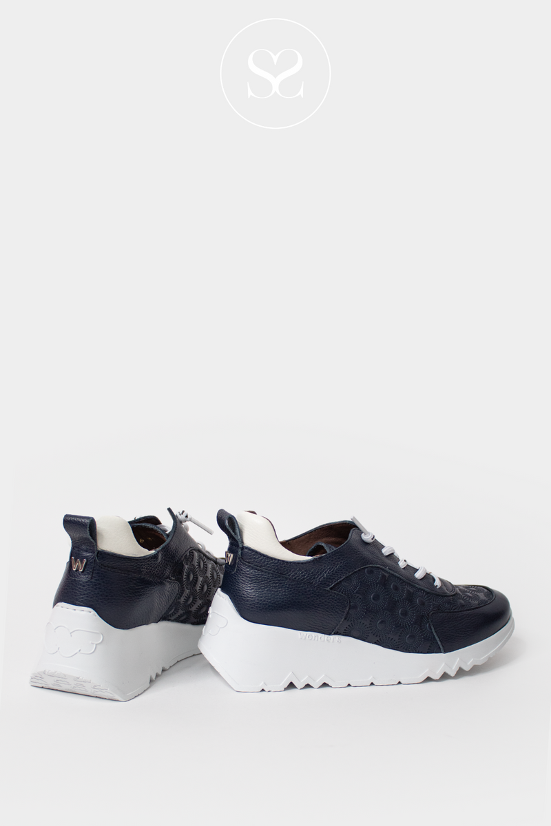 WONDERS E-6731 NAVY LEATHER TRAINER WITH ELASTICATED LACES AND WHITE SOLE