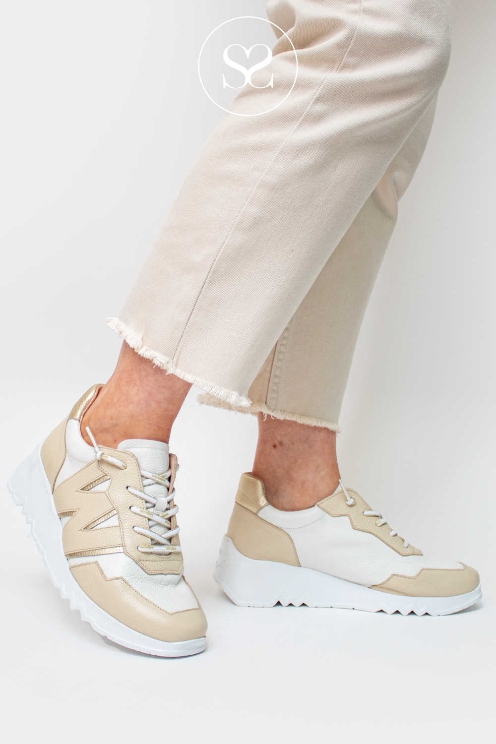 WONDERS E-6741 BEIGE WEDGE TRAINERS WITH ELASTICATED LACES AND WHITE ELEVATED SOLE