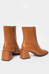 WONDERS H-4352 TAN BLOCK HEEL ANKLE BOOT WITH INSIDE ZIP AND SLIGHTLY SQUARED TOE