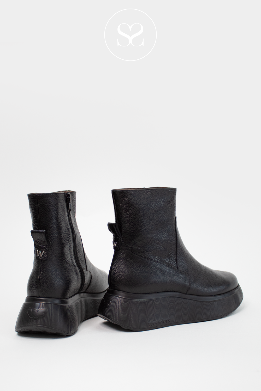 Comfortable black boots for everyday Wonders A-3616