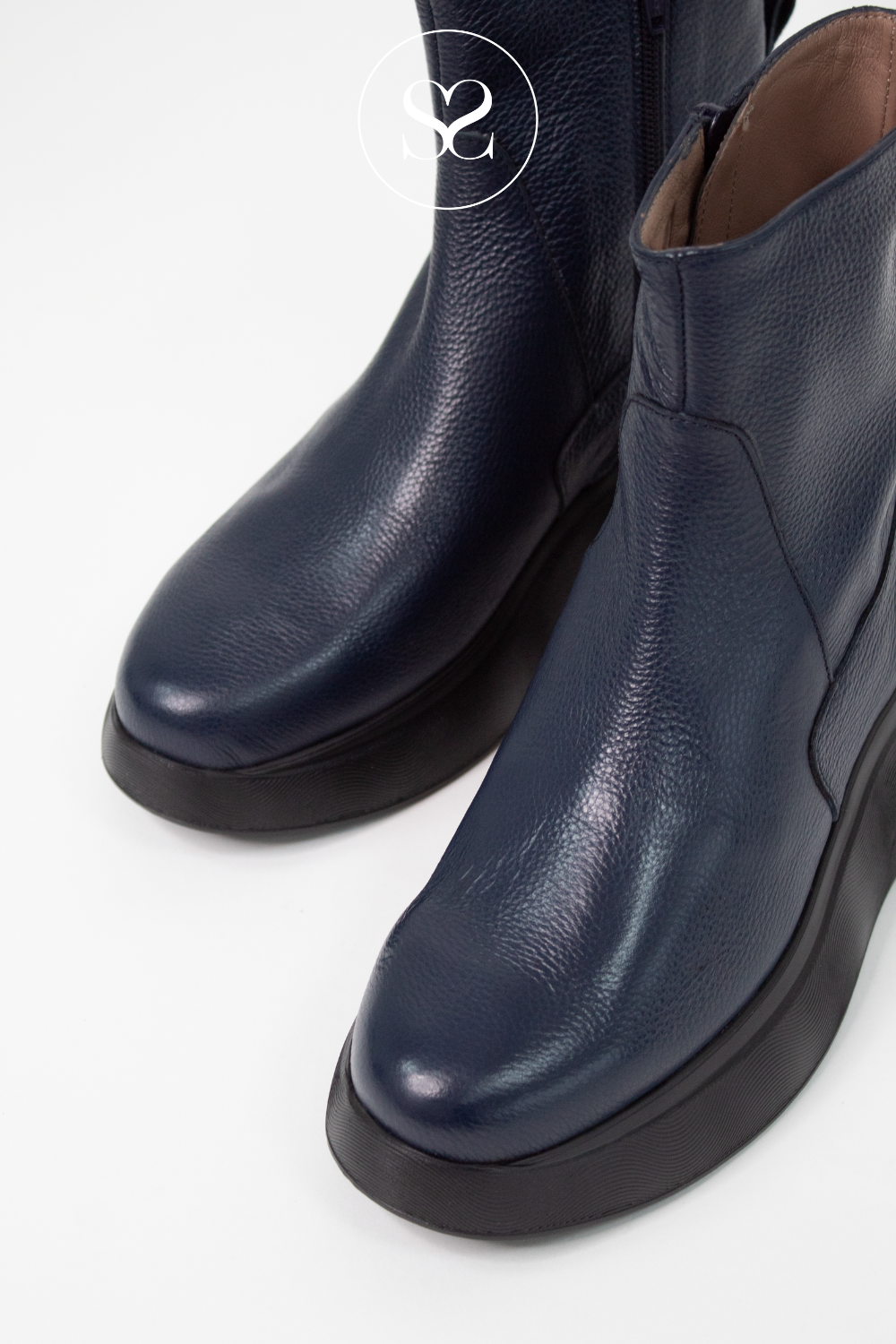 Comfortable navy wedge boots from Wonders