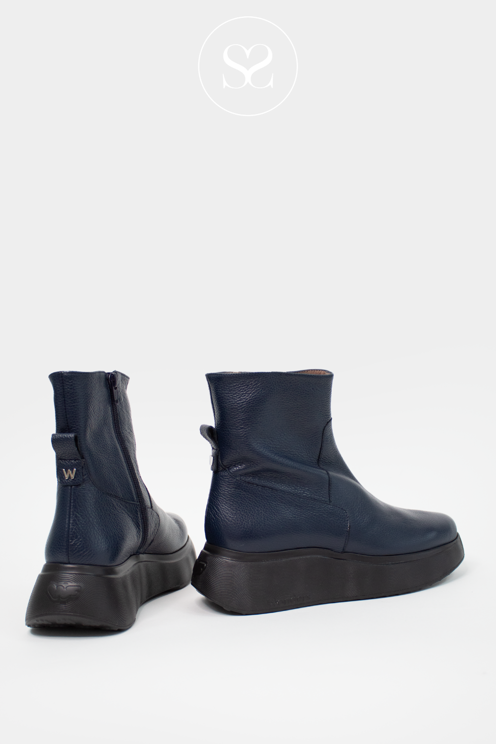 Comfortable Navy boots for everyday from Wonders a-3616