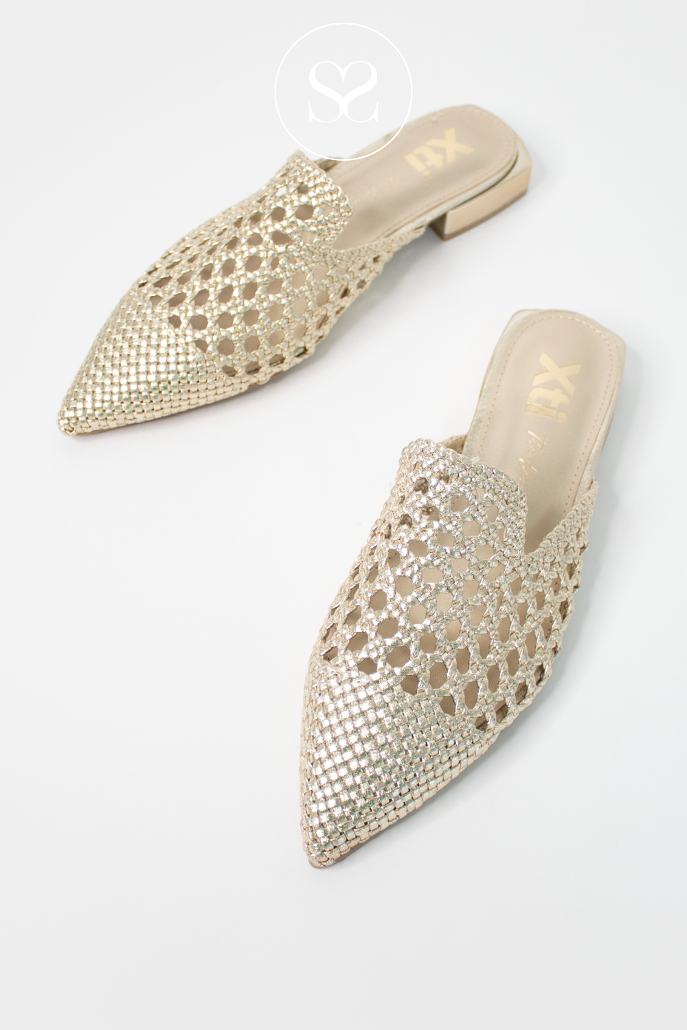 XTI 1437950 GOLD WOVEN LOW BLOCK HEEL PUMPS