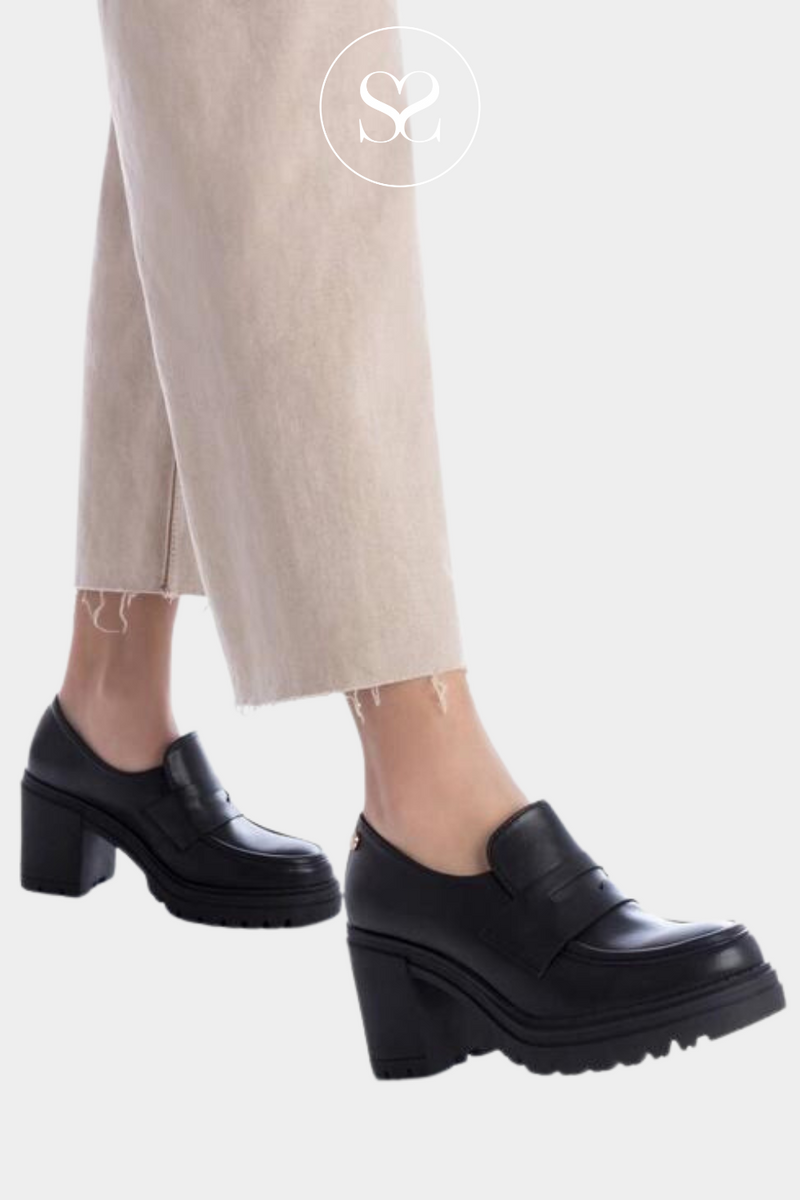 Woman wearing ITI 141682 black heeled shoes