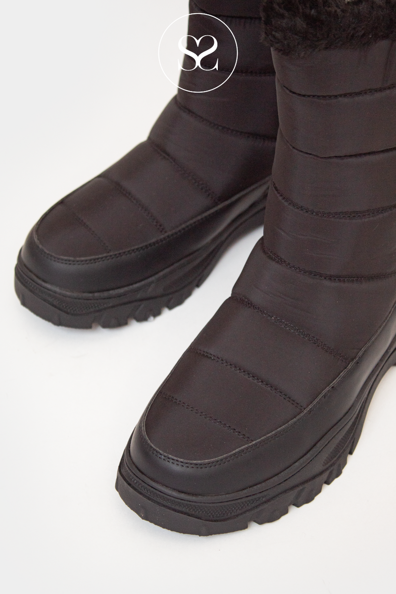 XTI 141897 BLACK QUILTED FABRIC SNOW BOOT WITH CHUNKY SOLE AND COSY FLEECE LINING
