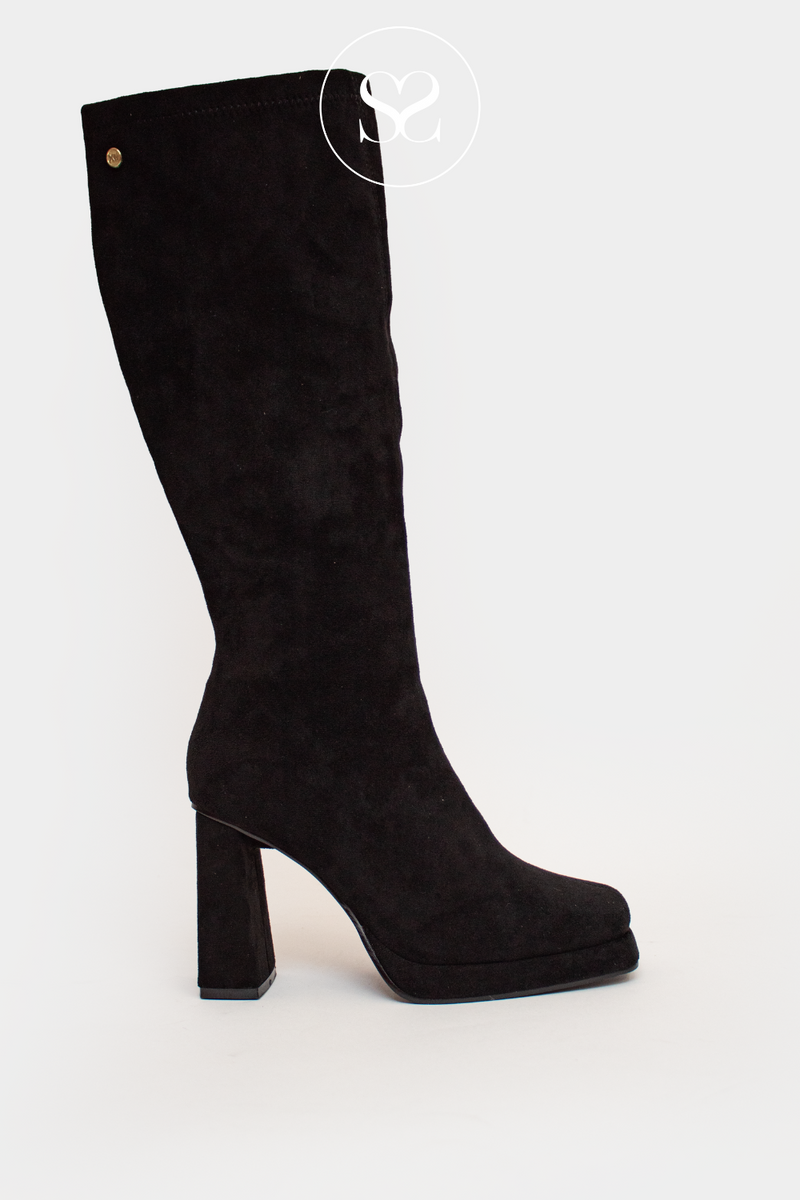 XTI 141981 BLACK SUEDE KNEE HIGH BOOT WITH BLOCK HEEL AND PLATFORM SOLE. hALF INSIDE ZIP AND SQUARE TOE