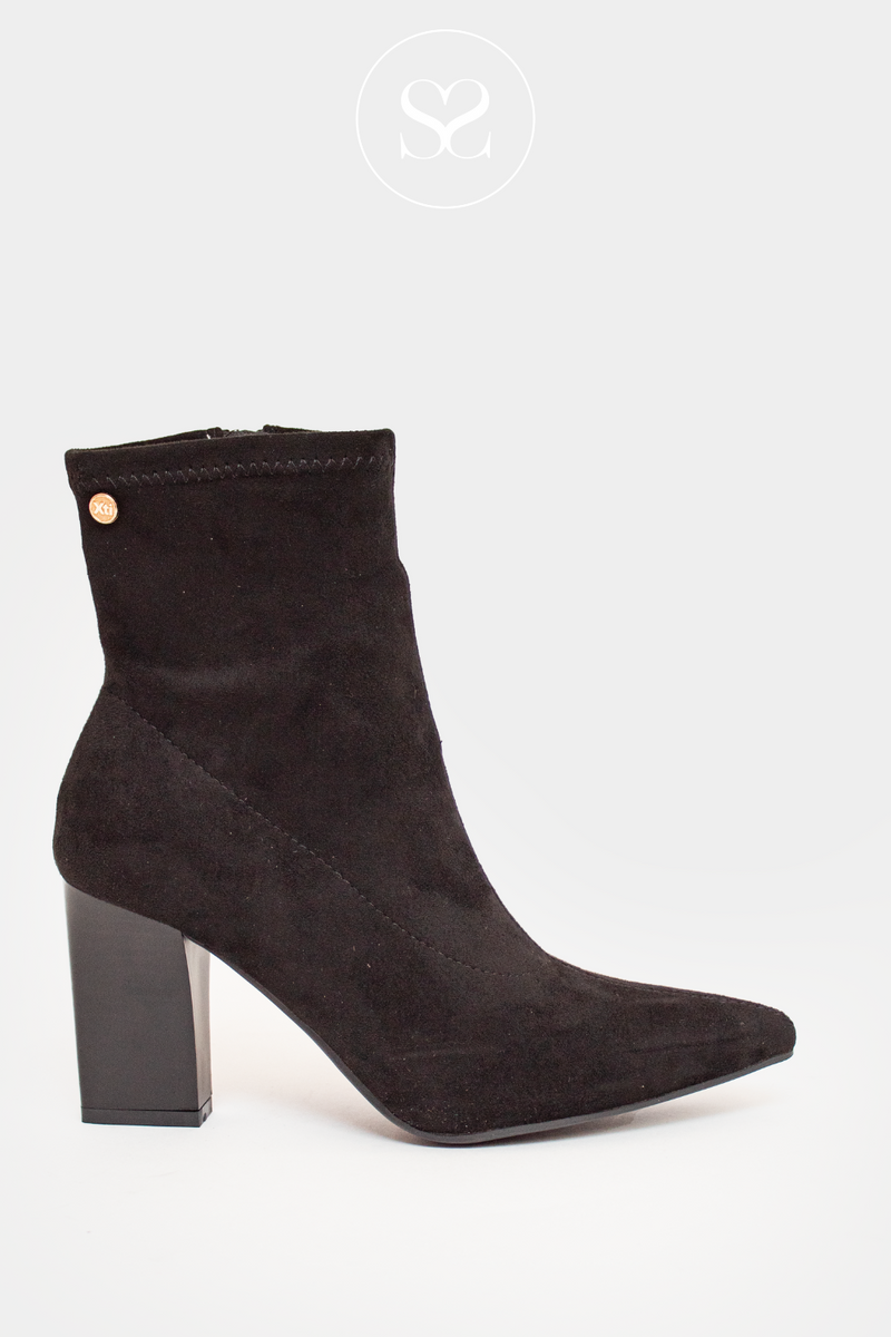 XTI 142026 BLACK SUEDE POINTED TOE SOCK BOOT WITH BLOCK HEEL AND INSIDE ZIP