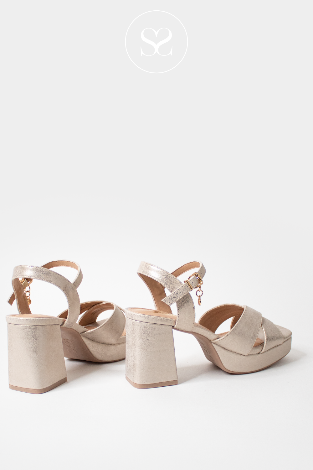 XTI 142357 GOLD PLATFORM SOLE BLOCK HEEL OPEN TOE SANDALS WITH CRISS CROSS STRAPS AND AN ADJUSTABLE ANKLE STRAP