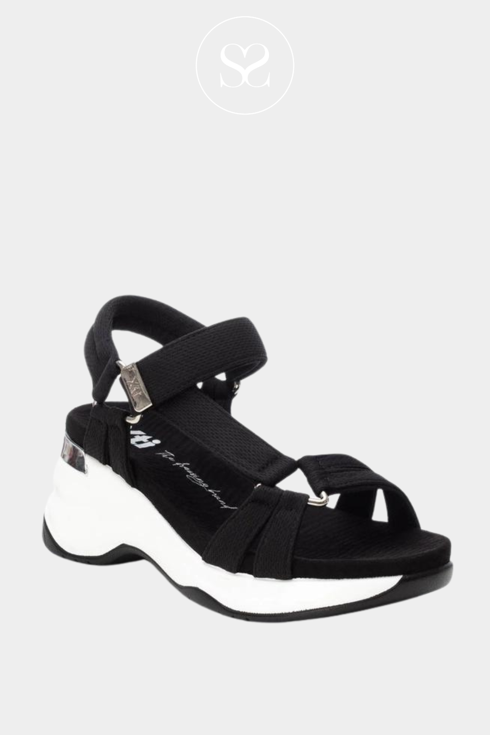 XTI 142623 BLACK WALKING SANDAL WITH A CONTRAST WHITE SOLE AND MIRROR HEEL DETAIL. VELCRO FASTENER 