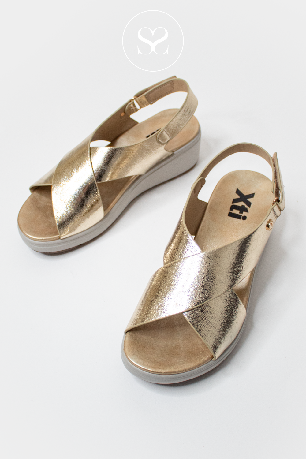 XTI 142700 GOLD WEDGE CROSS STRAP SANDALS WITH SLINGBACK VELCRO STRAP
