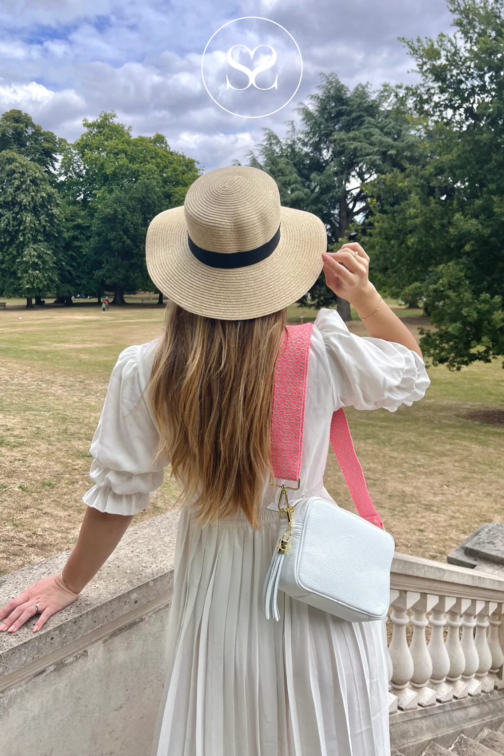 elie beaumont white leather crossbody bag with gold metal zip detailing and tassle detailing