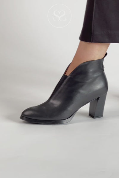 WONDERS BLACK POINTED BLOCK HEEL ANKLE BOOT - L-1112