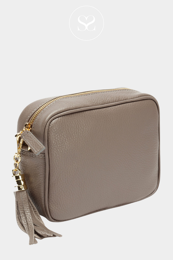 BEAUTIFUL GREY LEATHER CROSSBODY BAG FROM ELIE BEAUMONT WITH SUBTLE GOLD FITTINGS AND MATCHING LEATHER TASSEL. COMES WITH MATCHING LEATHER STRAP WHICH IS ADJUSTABLE.