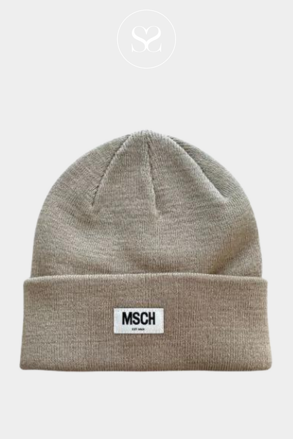 COOL BEANIE STYLE FROM MOSS COPENHAGEN. COMES IN A NEUTRAL TAUPE SHADE WITH A SMALL MSCH BADGE LOGO ON FRONT. MOSS COPENHAGEN MOJO HAT