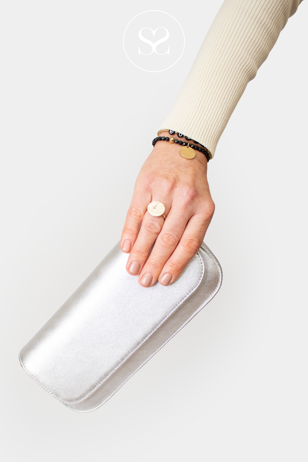 WOMAN HOLDING SILVER LEATHER CLUTCH BAG - UNISA ZDREAMIN 